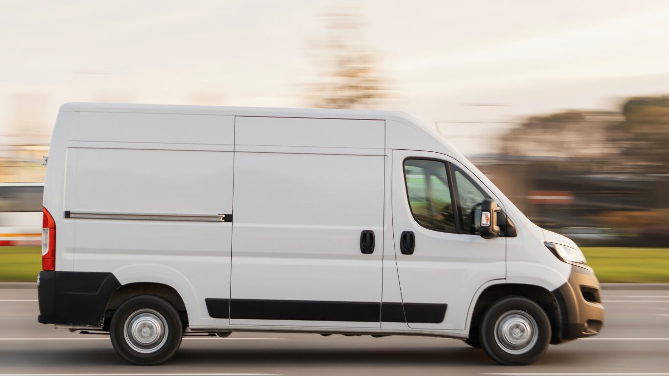 Bedrijfswagen tijdens rit voor APK keuring in Zwanenburg