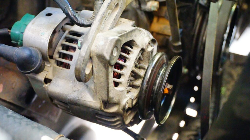 Dynamo met poelie en bedrading in auto voor dynamo en startmotor Zwanenburg diagnose.