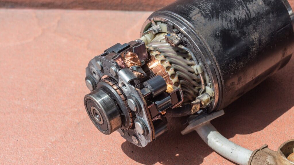 Open startmotor rotor en koolborstels tijdens revisie in Zwanenburg bij dynamo en startmotor service.