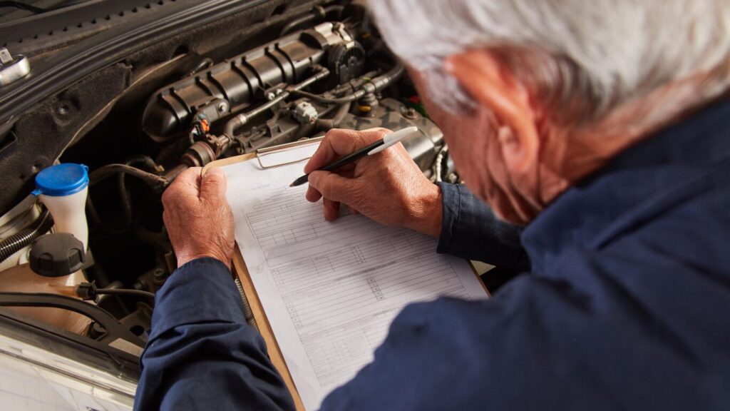 Monteur controleert dynamo revisie checklist in Zwanenburg bij dynamo en startmotor diagnose.