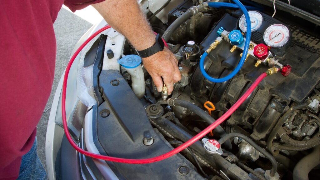 Airco service Zwanenburg met hogedrukmeter tijdens auto-airco controle in de buurt.