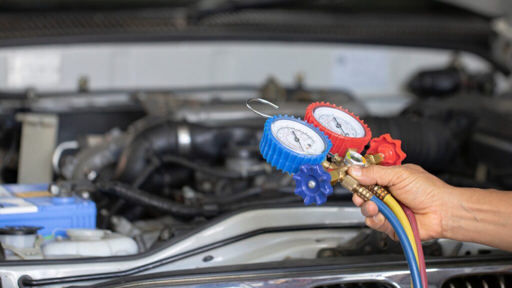 Airco-meting met manometer om airco bij te vullen en druk te controleren tijdens auto-onderhoud in Zwanenburg.