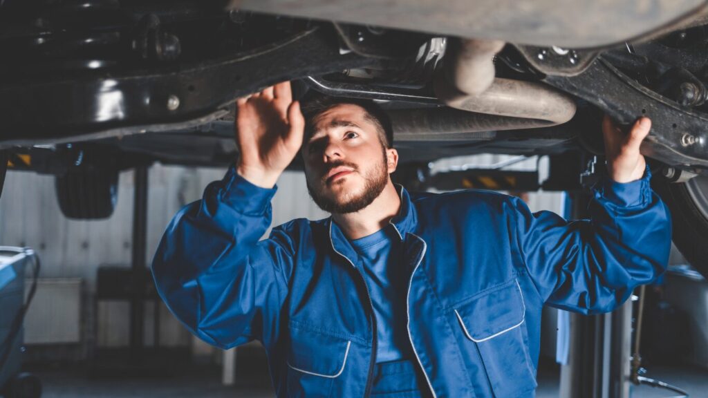 Diesel specialist controleert chassis en ophanging tijdens APK-keuring in Zwanenburg