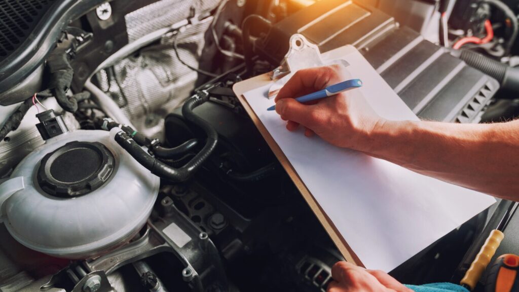 Keurmeester controleert motorruimte tijdens APK keuring in Zwanenburg