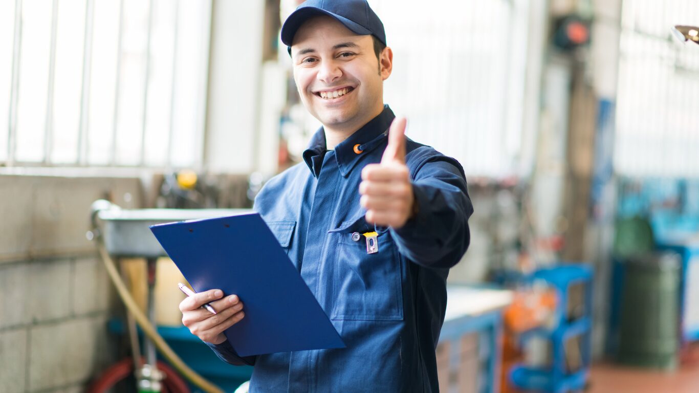 APK keurmeester geeft goedkeuring in garage in Zwanenburg