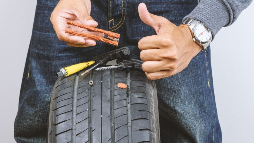 Reparatie van lekke band tijdens bandenservice in Zwanenburg regio.