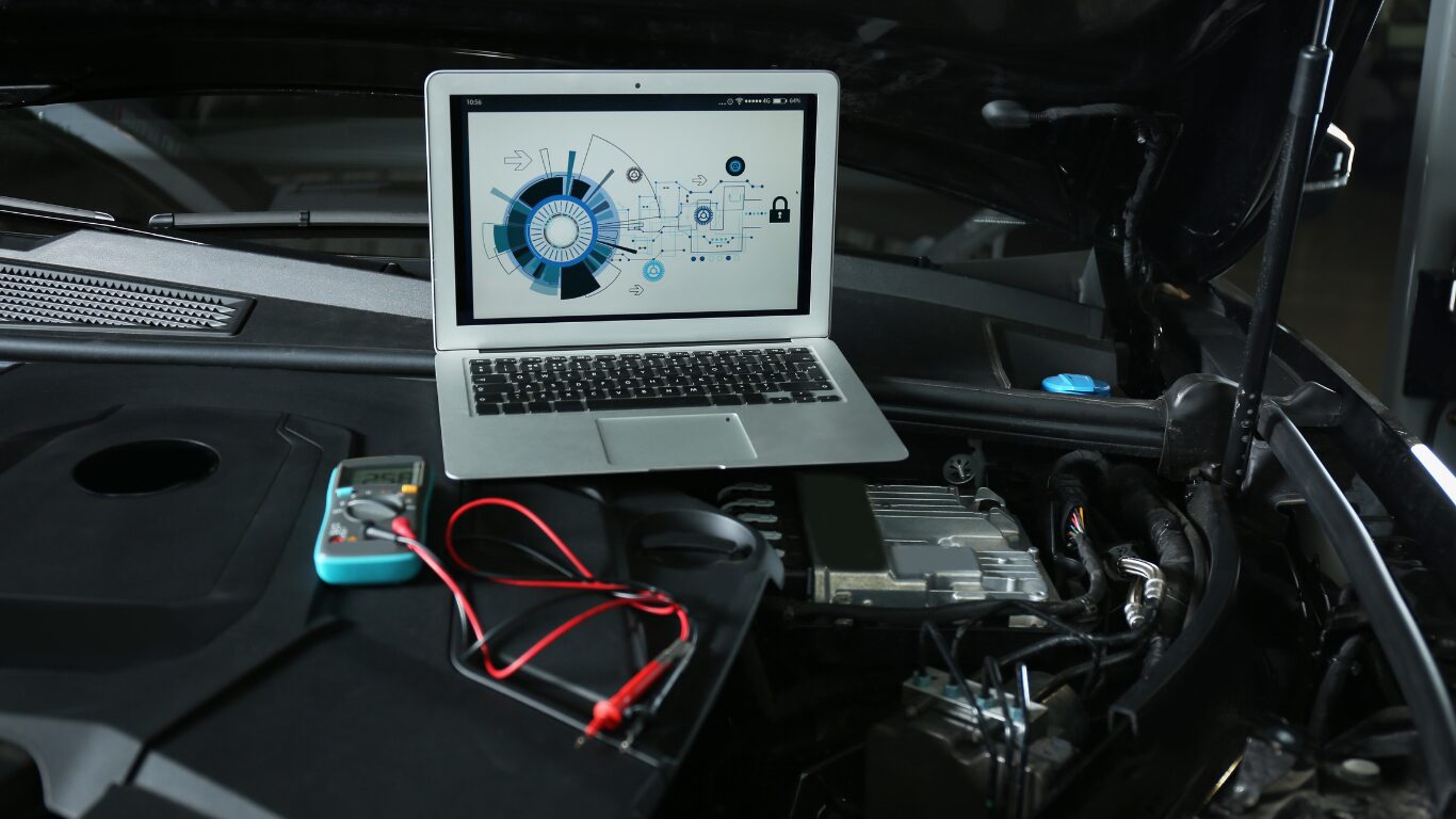 Laptop met diagnose-interface controleert voertuigsystemen voor auto diagnose en storingsoplossing in regio.