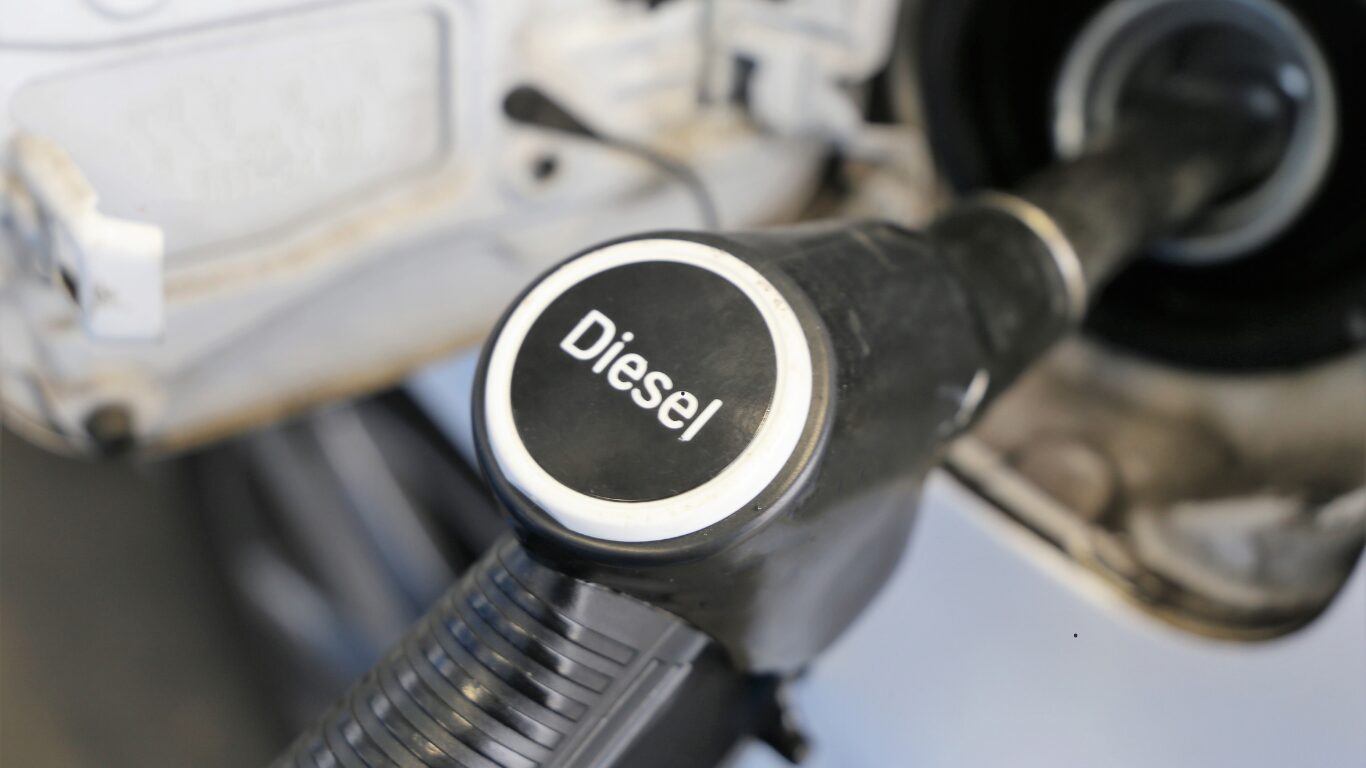 Diesel vulpistool bij tankopening – Dieselmotor brandstofsysteem voor APK-keuring