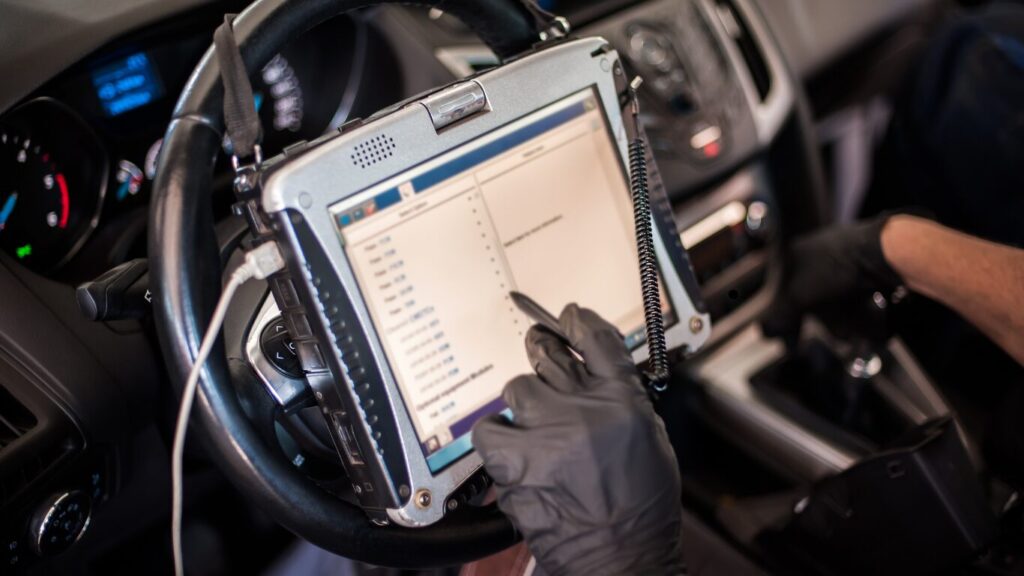 Diagnoseapparaat leest foutcodes uit in een auto tijdens professionele storingsdiagnose in Zwanenburg.