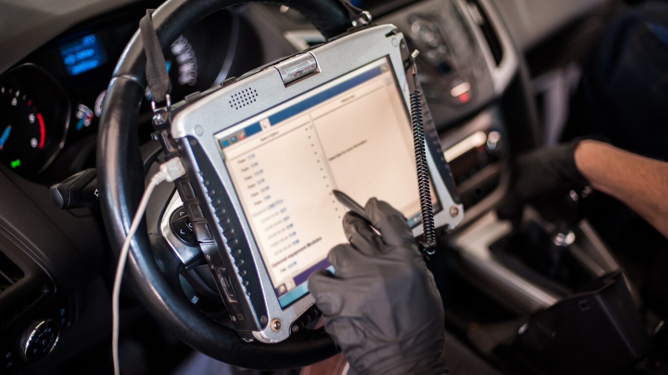 Diagnoseapparaat leest foutcodes uit in een auto tijdens professionele storingsdiagnose in Zwanenburg.