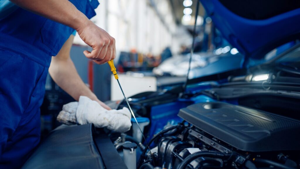 Monteur controleert oliepeil tijdens kleine beurt auto onderhoud in Zwanenburg voor veilig rijden