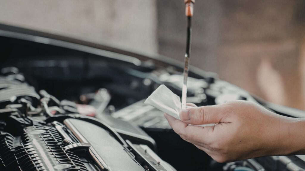 Close-up van peilstok tijdens oliepeil controle bij auto-onderhoud in de buurt van Amsterdam.