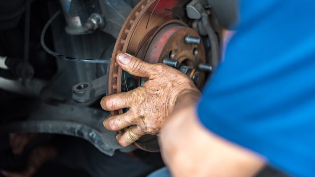 Monteur vervangt remschijf bij remmen vervangen in Zwanenburg voor optimale remkracht