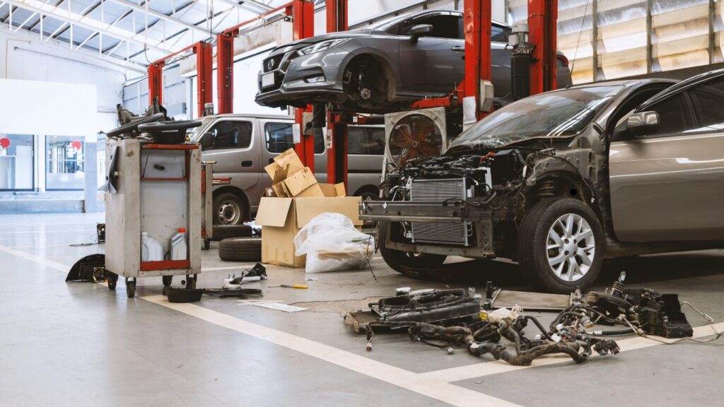 Autogarage in Zwanenburg met auto’s op bruggen tijdens reparatie en onderhoud, inclusief diagnose, demontage en onderdelen.