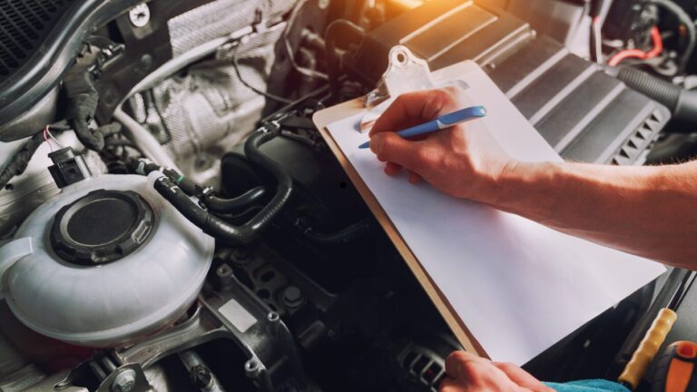 Monteur voert APK-controle uit met checklist tijdens auto-inspectie in Zwanenburg.