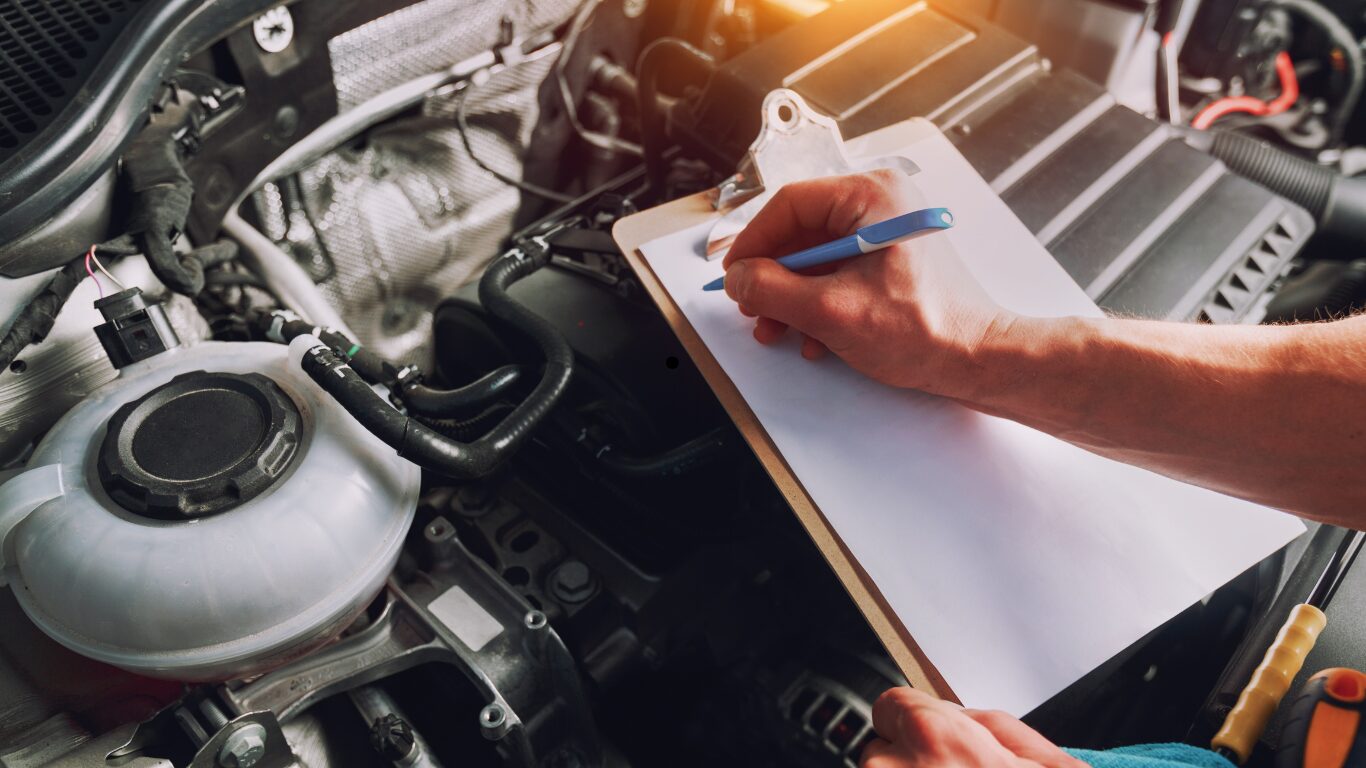 Monteur voert APK-controle uit met checklist tijdens auto-inspectie in Zwanenburg.