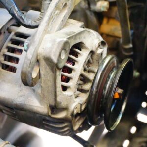 Dynamo met poelie en bedrading in auto voor dynamo en startmotor Zwanenburg diagnose.