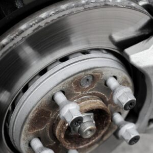 Close-up van een auto remschijf en remklauw tijdens inspectie voor onderhoud en reparatie