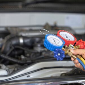 Airco-meting met manometer om airco bij te vullen en druk te controleren tijdens auto-onderhoud in Zwanenburg.
