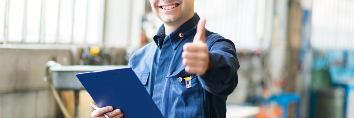 APK keurmeester geeft goedkeuring in garage in Zwanenburg