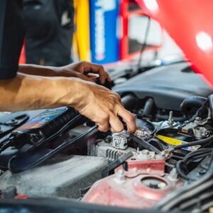 Monteur voert auto reparatie uit onder de motorkap tijdens onderhoud en foutopsporing in Zwanenburg.