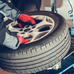 Monteur voert bandenservice uit door een autoband te monteren op een machine – bandenwissel en uitlijnen in Zwanenburg.