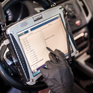 Diagnoseapparaat leest foutcodes uit in een auto tijdens professionele storingsdiagnose in Zwanenburg.