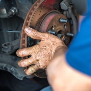 Monteur vervangt remschijf bij remmen vervangen in Zwanenburg voor optimale remkracht
