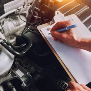 Monteur voert APK-controle uit met checklist tijdens auto-inspectie in Zwanenburg.